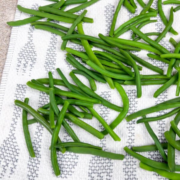 blanched green beans on clean towel