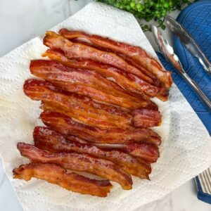 crispy baked bacon on paper towel lined plate
