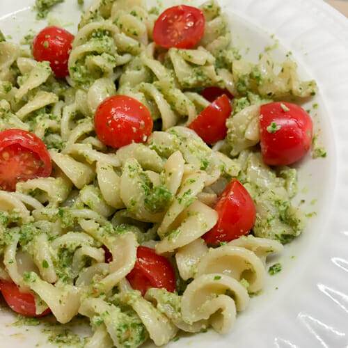 pesto pasta just tomatoes